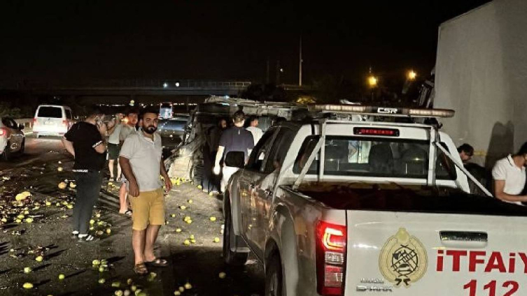 Sebze ve meyve yüklü kamyonetle tır çarpıştı, ortalık savaş alanına döndü